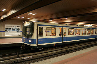 B-Wagen 527 als U3 im U-Bahnhof Implerstraße