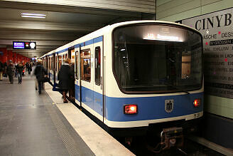 B-Wagen 528 als U3 im U-Bahnhof Odeonsplatz