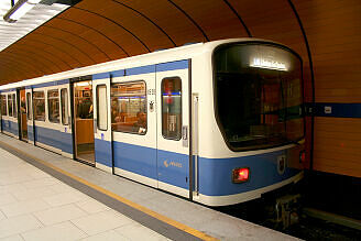 B-Wagen 528 als U6 im U-Bahnhof Marienplatz