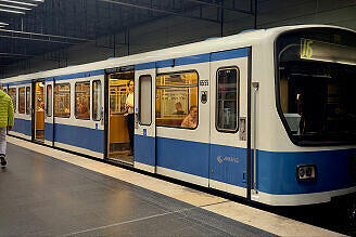 B-Wagen 555 als U6 im U-Bahnhof Odeonsplatz