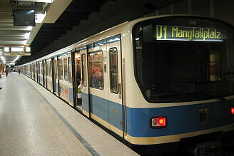 B-Wagen 557 als U1 im U-Bahnhof Rotkreuzplatz