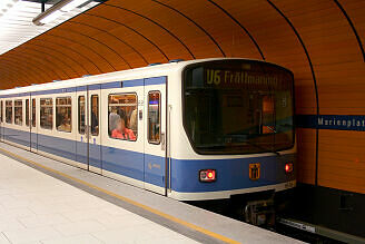 B-Wagen 558 als U6 im U-Bahnhof Marienplatz