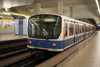 B-Wagen 559 als U4 im U-Bahnhof Max-Weber-Platz