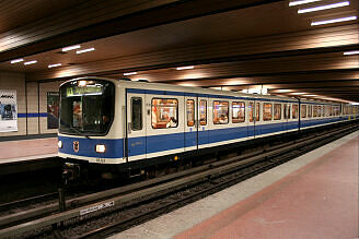 B-Wagen 563 als U3 im U-Bahnhof Implerstraße