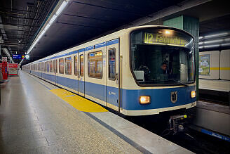 B-Wagen 563 als U6 im U-Bahnhof Innsbrucker Ring