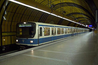 B-Wagen 565 als U4 im U-Bahnhof Theresienwiese