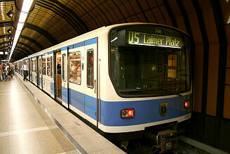 B-Wagen 566 als U5 im U-Bahnhof Theresienwiese