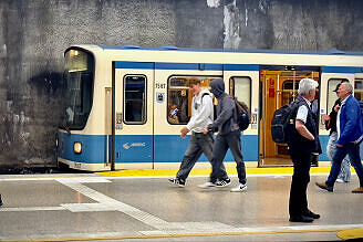B-Wagen 567 als U1 im U-Bahnhof Hauptbahnhof