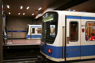 B-Wagen 571 als U6 im U-Bahnhof Implerstraße