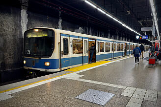 B-Wagen 571 als U7 im U-Bahnhof Hauptbahnhof