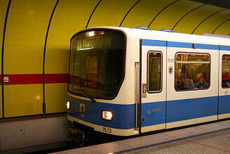 B-Wagen 572 als U1 im U-Bahnhof Sendlinger Tor