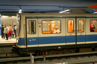 B-Wagen 572 als U1 im U-Bahnhof Olympia-Einkaufszentrum