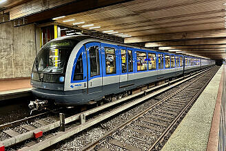 C-Zug 601 als U3 im U-Bahnhof Implerstraße