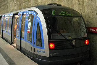 C-Zug 606 als U1 im U-Bahnhof Mangfallplatz