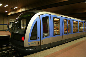 C-Zug 608 als U3 im U-Bahnhof Implerstraße