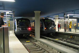 C-Zug 609 als U1 (links) im U-Bahnhof Olympia-Einkaufszentrum