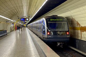 C-Zug 609 als U5 im U-Bahnhof Karlsplatz (Stachus)