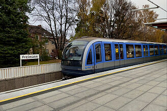 C-Zug 611 als U6 im U-Bahnhof Freimann