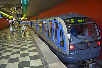 C-Zug 613 als U2 im bauma-Messeverkehr im U-Bahnhof Josephsburg