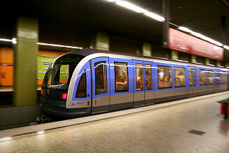 C-Zug 613 fährt als U1 aus dem U-Bahnhof Kolumbusplatz aus