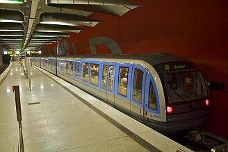 C-Zug 613 als U2 im bauma-Messeverkehr im U-Bahnhof Moosfeld