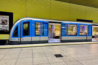 C-Wagen 613 als U3 im U-Bahnhof Münchner Freiheit