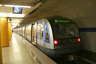 C-Zug 614 als U3 im U-Bahnhof Poccistraße