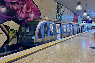 C-Zug 615 als U3 im U-Bahnhof Moosach