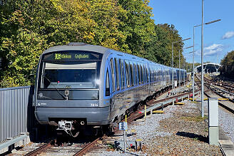 C-Zug 616 als U6 bei der Einfahrt in den U-Bahnhof Kieferngarten