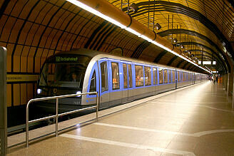 C-Zug 617 als U5 „Wiesn-Express“ im U-Bahnhof Theresienwiese