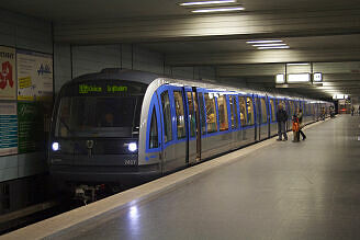 C-Zug 617 als U6 im U-Bahnhof Goetheplatz