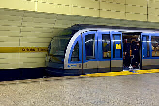 C-Zug 617 als U5 im U-Bahnhof Karlsplatz (Stachus)