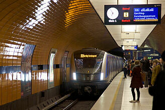 C2-Zug 701 im U-Bahnhof Marienplatz am ersten Einsatztag auf der U6