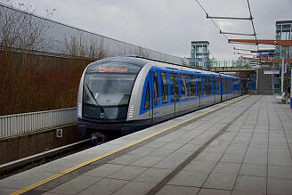 C2-Zug 702 als U6 im U-Bahnhof Freimann