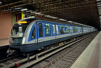 C2-Zug 703 als U6 im U-Bahnhof Implerstraße