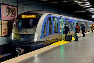 C2-Zug 704 als U3 im U-Bahnhof Goetheplatz