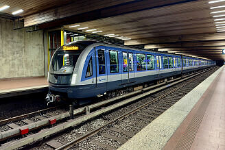 C2-Zug 704 als U6 im U-Bahnhof Implerstraße