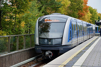 C2-Zug 705 als U6 im U-Bahnhof Kieferngarten