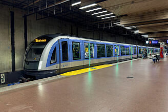 C2-Zug 706 als U6 im U-Bahnhof Implerstraße