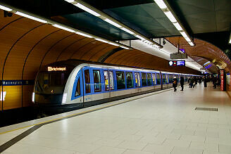 C2-Zug 707 als U6 im U-Bahnhof Marienplatz