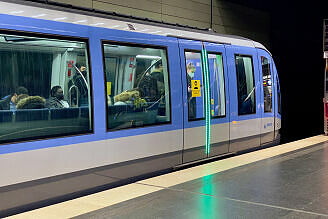 C2-Zug 707 im U-Bahnhof Odeonsplatz (U3/U6)