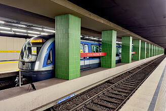 C2-Zug 708 als U2 im U-Bahnhof Innsbrucker Ring