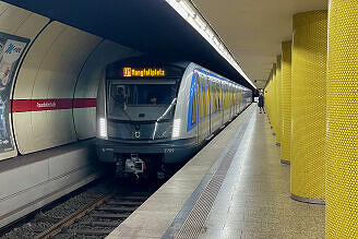 C2-Zug 709 als U1 im U-Bahnhof Fraunhoferstraße