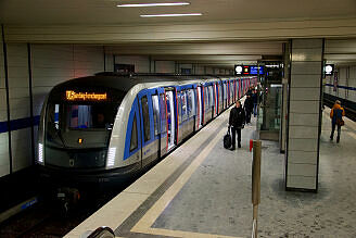 C2-Zug 710 als U6 im U-Bahnhof Alte Heide