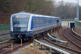 C2-Zug 710 als U6 bei der Einfahrt zum U-Bahnhof Studentenstadt