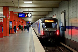 C2-Zug 712 als U6 im U-Bahnhof Giselastraße