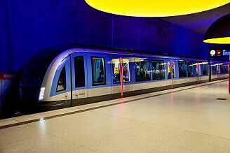 C2-Zug 715 als U1 im U-Bahnhof Westfriedhof