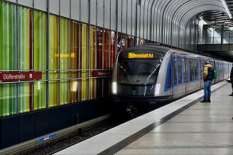 C2-Zug 717 als U2 im U-Bahnhof Dülferstraße