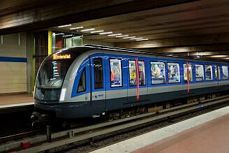 C2-Zug 719 als U3 im U-Bahnhof Implerstraße