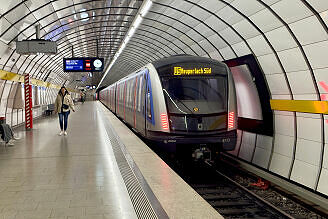 C2-Zug 723 als U5 im U-Bahnhof Lehel